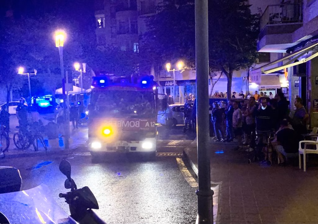 (Fotos) Un incendio sacude la noche en Maó