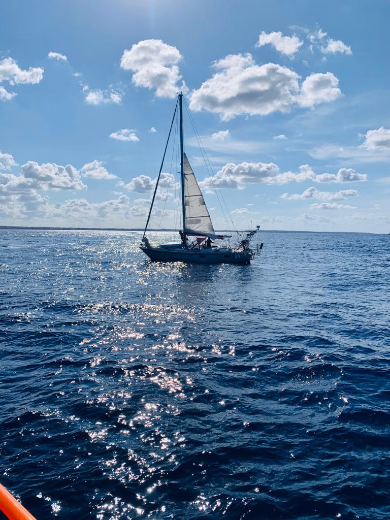 Remolcado hasta Ciutadella un velero con dos tripulantes