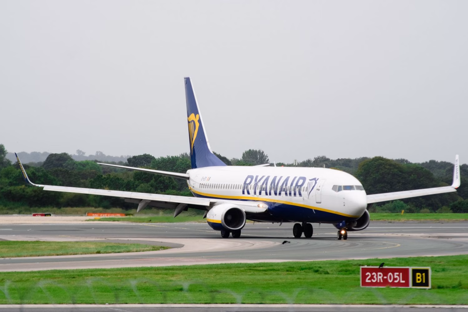 Más de 100 pasajeros de un vuelo de Ryanair esperan desde anoche en el aeropuerto de Menorca