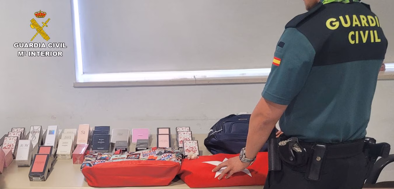 Detenidos tres hombres por sustraer perfumes en los aeropuertos de Menorca y Mallorca