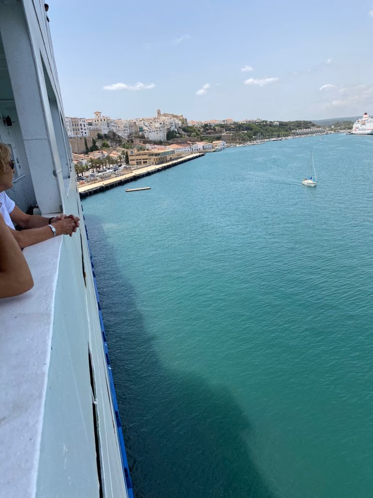 El 'Ciudad de Alcudia" choca contra el muelle de cruceros de Maó