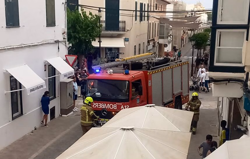 Llama a los bomberos al ver humo en una casa de Maó... y era una barbacoa