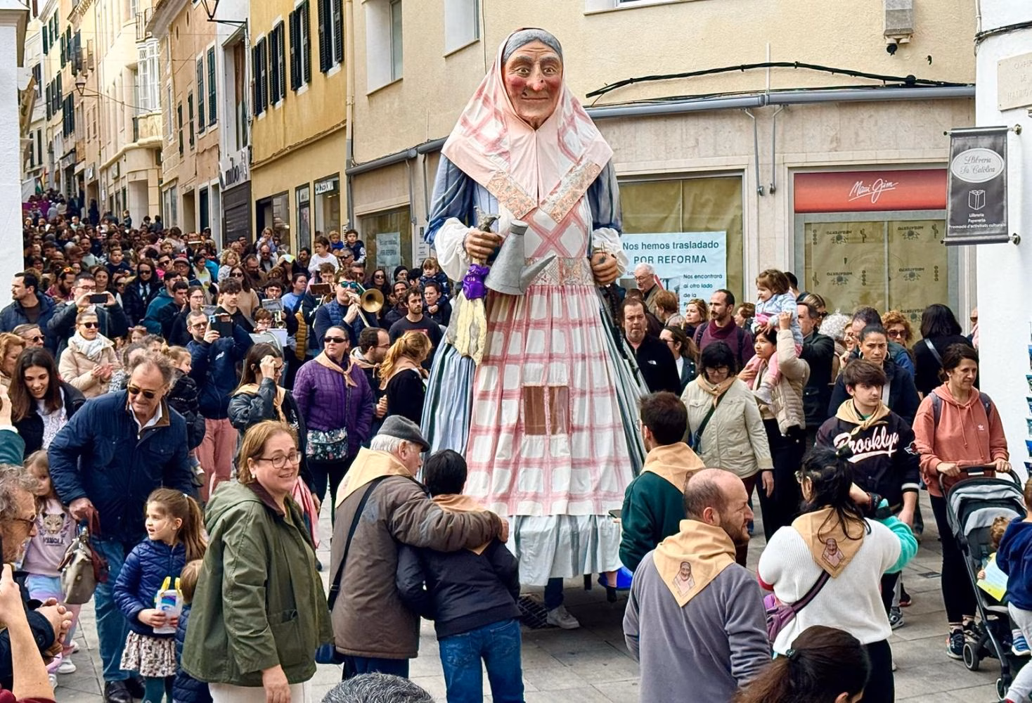 (Fotos) S'Àvia Corema pierde su primer pie en Maó