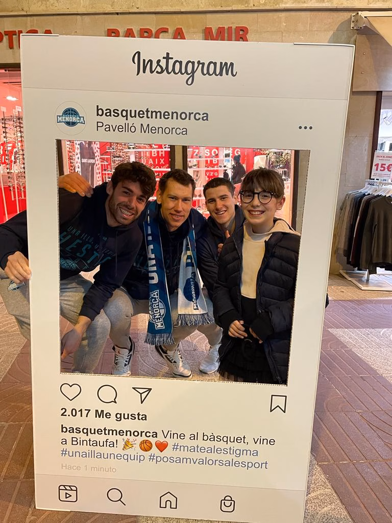 (Foto) El Hestia sale a la calle para encontrarse con su afición