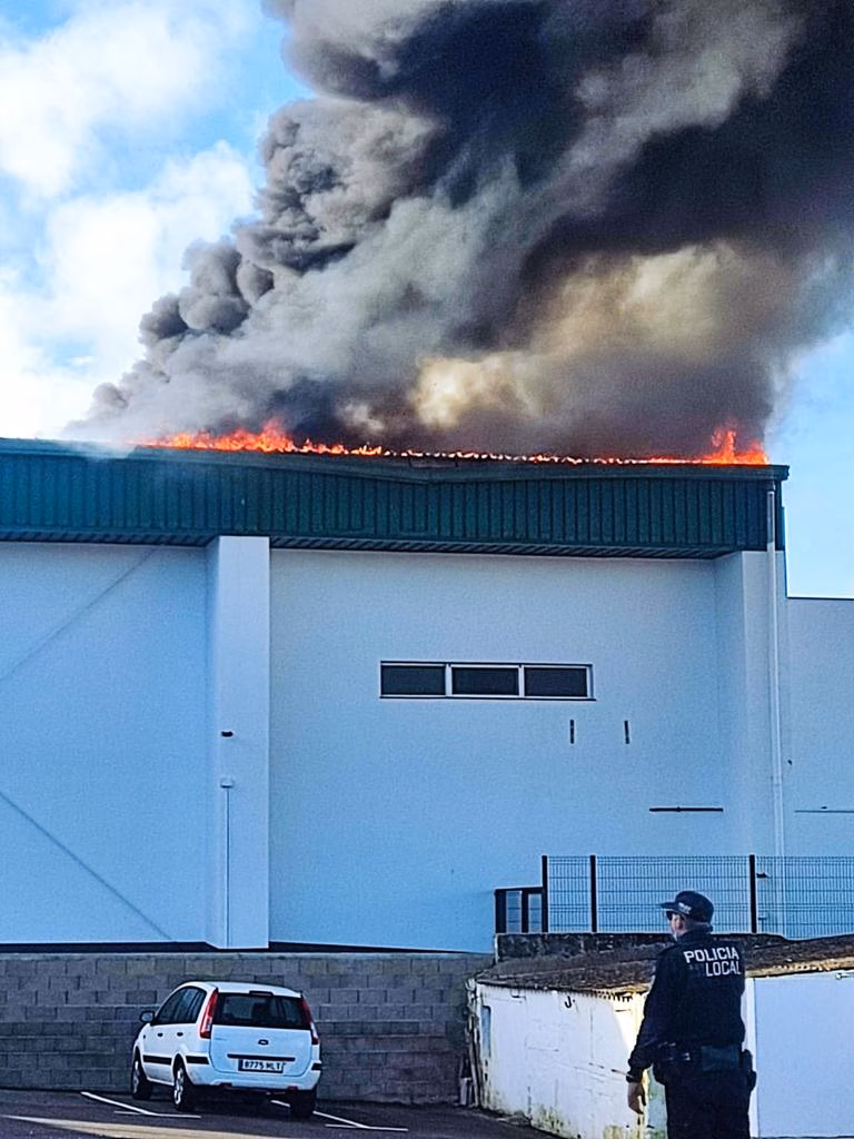 Extinguido el fuego en el Polideportivo de Es Mercadal