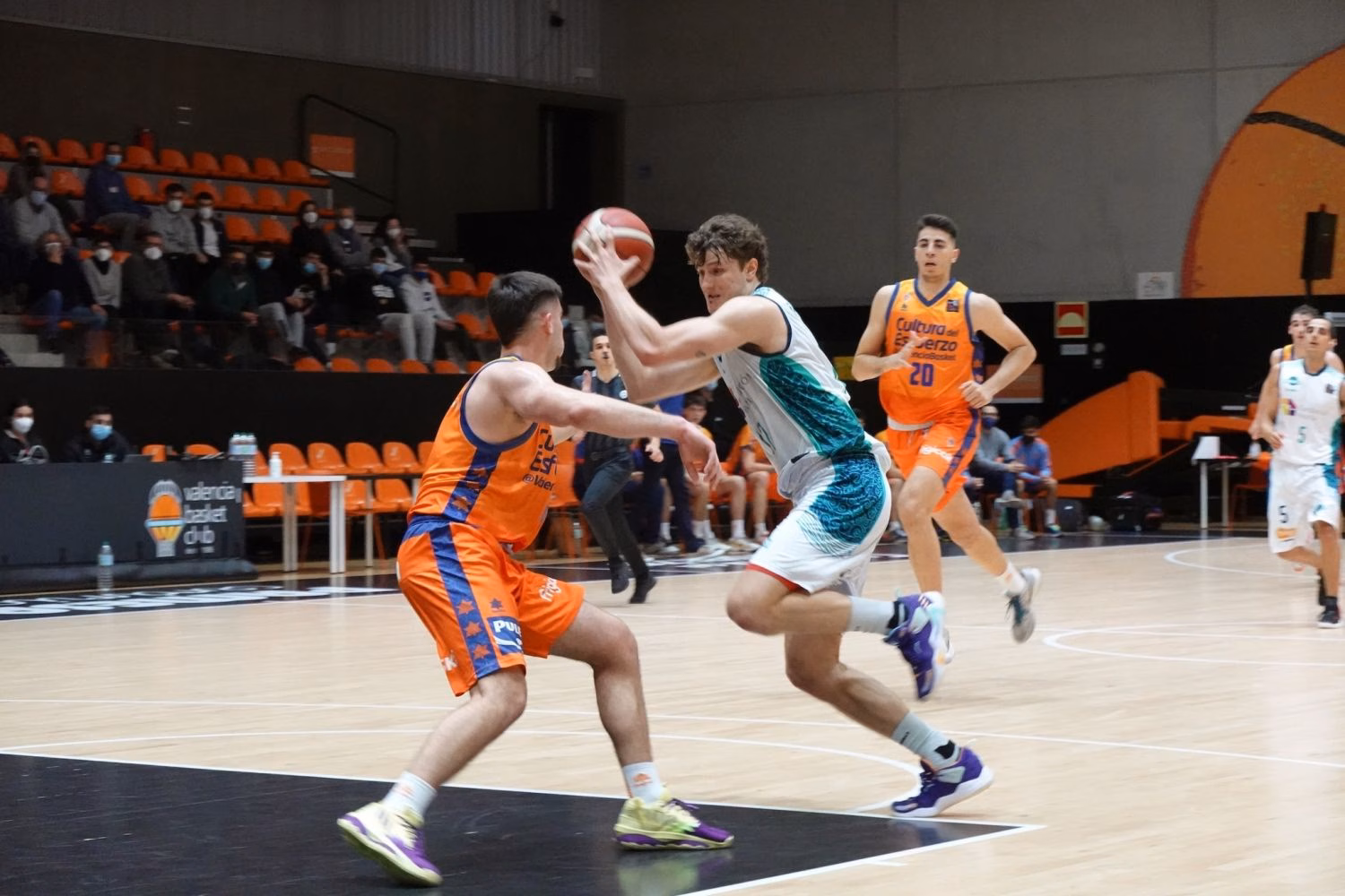 (Fotos) El Valencia abusa de un desconocido Hestia Menorca