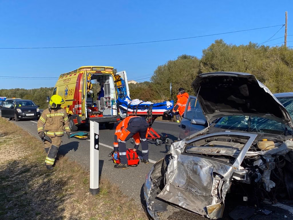 (Fotos) Un choque entre un turismo y un camión colapsa la carretera general