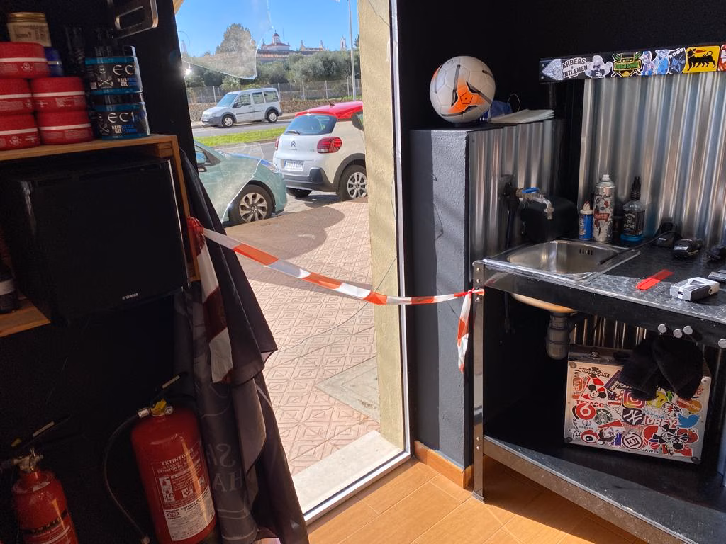 (Fotos) Roban de madrugada en una peluquería de la Via Ronda de Maó