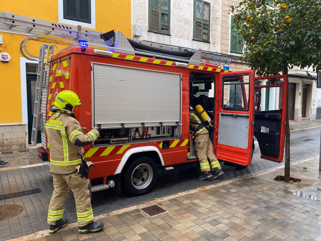 (Ampliación) Extinguido el fuego en el cuadro eléctrico del geriátrico de Maó