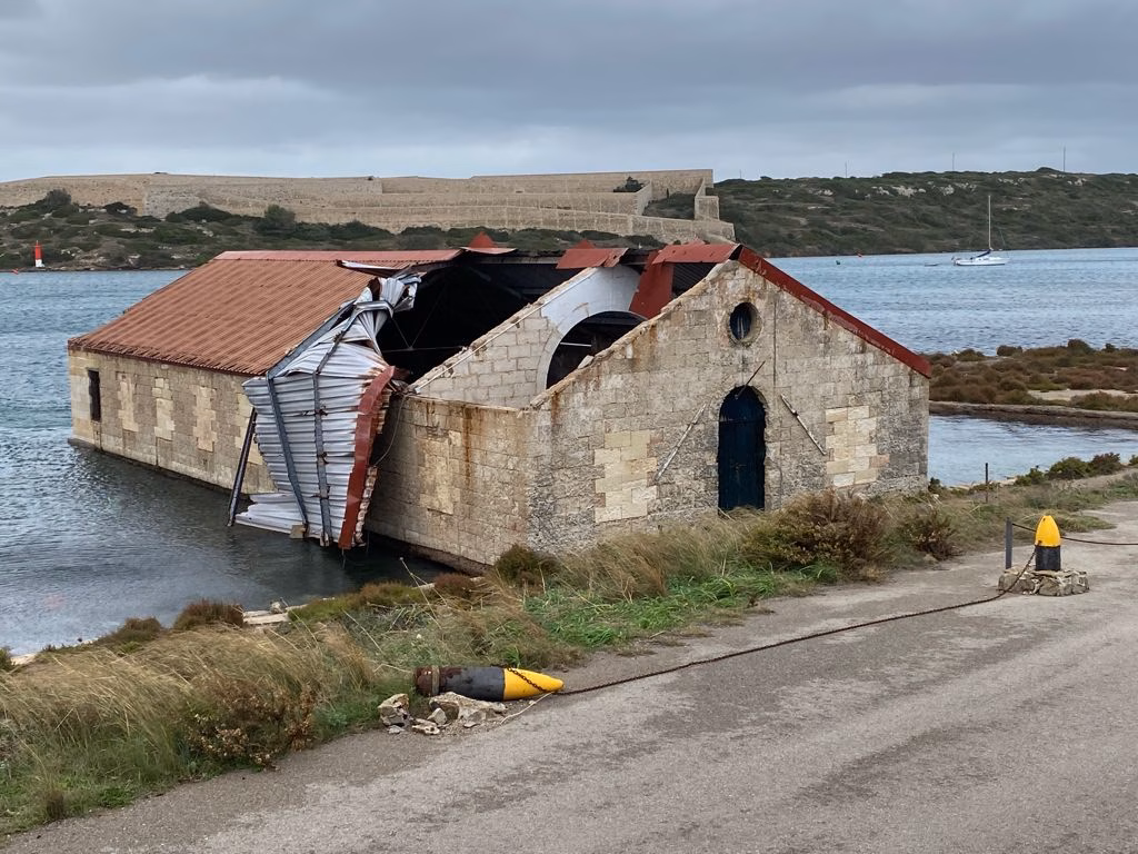 (Fotos) El viento destroza el techo de una edificación en Cala Teulera