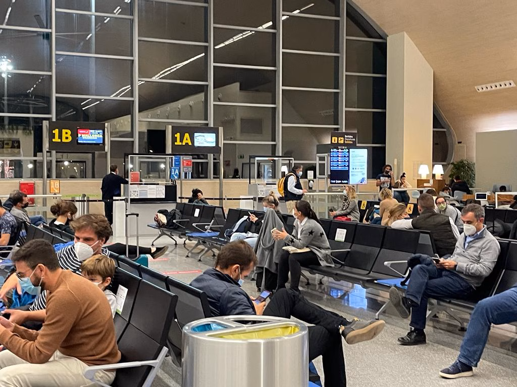 Cierran el Aeropuerto de Palma al haber pasajeros en las pistas