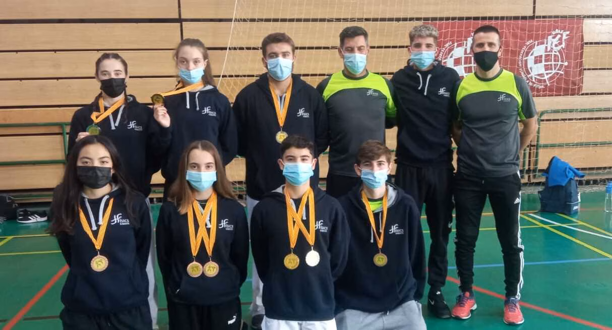 (Galería de fotos) Lluvia de medallas para el Físics en el balear de karate