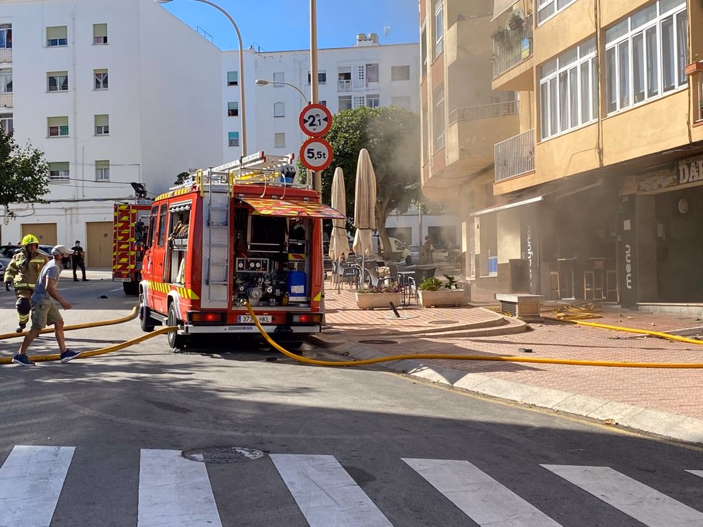(Fotos) Incendio en el Bar Virginia de Maó