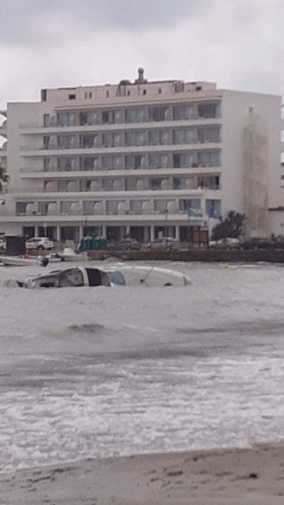 El temporal hunde una embarcación en Ibiza
