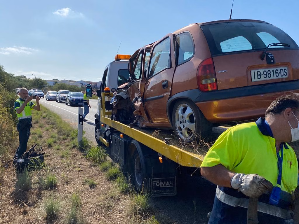 (Fotos) Dos heridos, uno de ellos grave, tras un choque frontal a la salida de Maó
