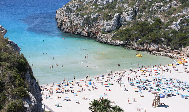 Juzgan a una mujer por pagarse unas vacaciones en Menorca con la tarjeta de un cliente