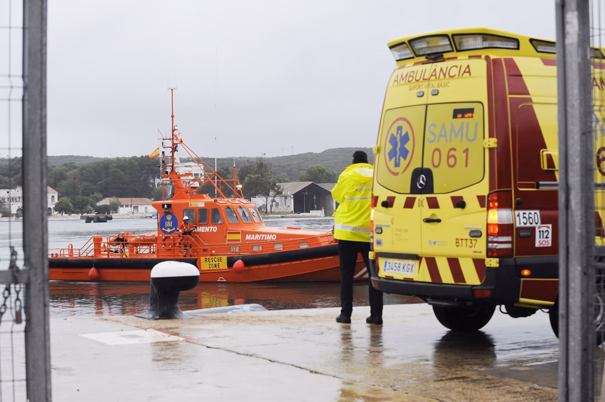 Salvamento Marítimo rescata a dos personas en el puerto de Maó