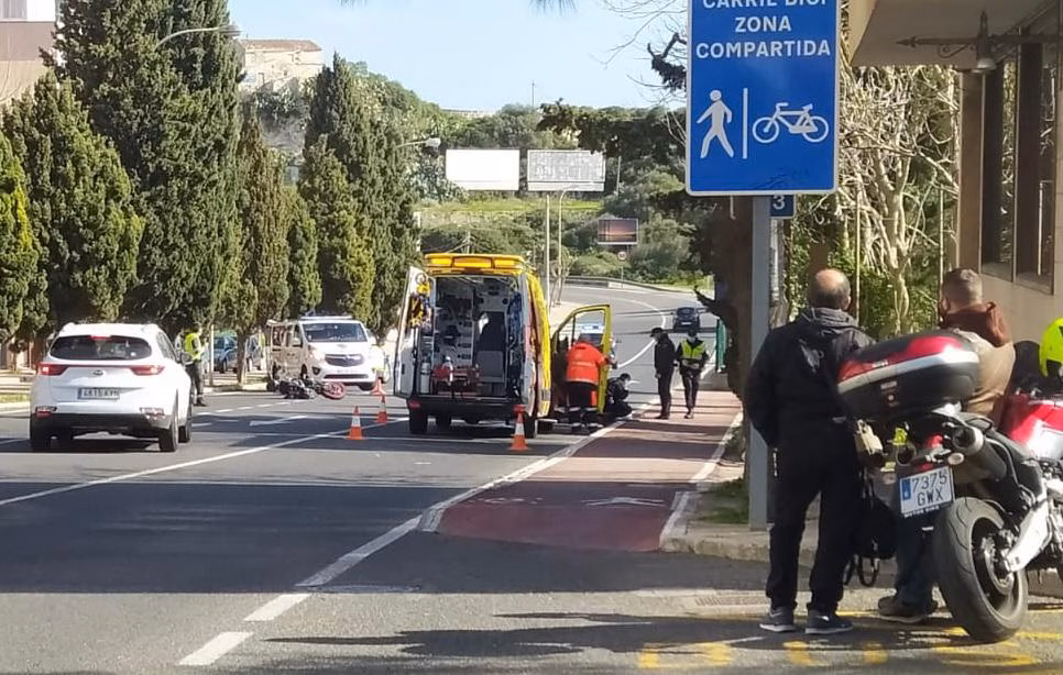 Un herido grave tras un accidente de moto en Maó