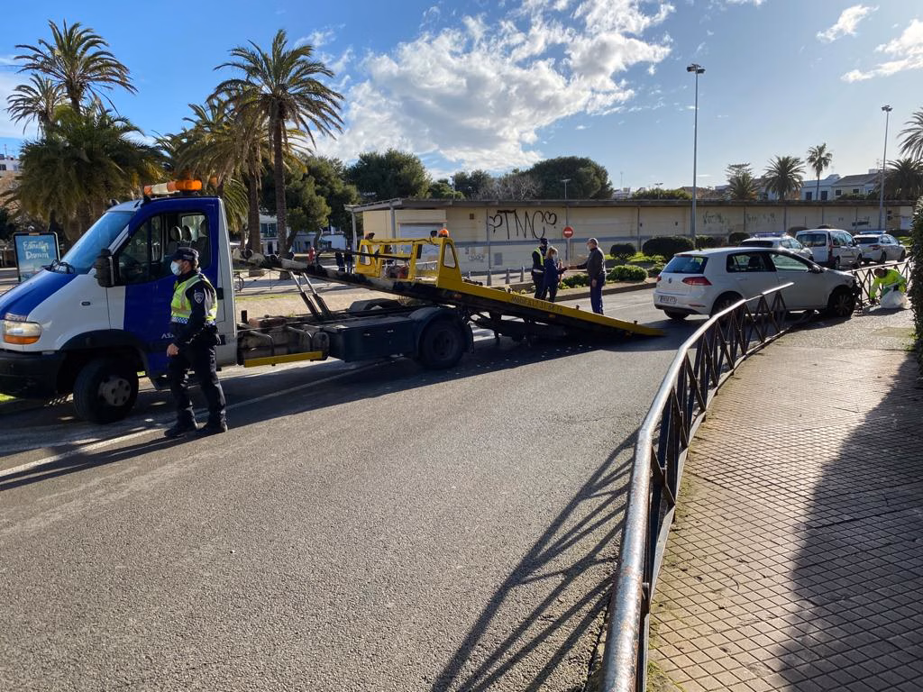(Última hora) Cierran el tráfico en la Plaza Esplanada de Maó por un accidente sin heridos