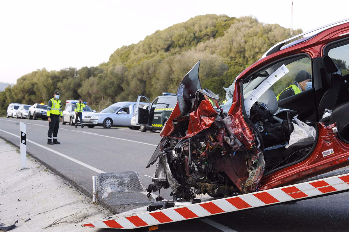 (Última hora) Un muerto y tres heridos en un choque entre un coche y un bus escolar