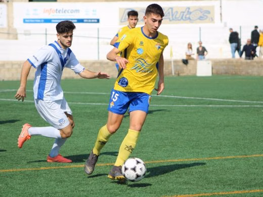Cara y cruz en el deporte de Es Castell con la Covid