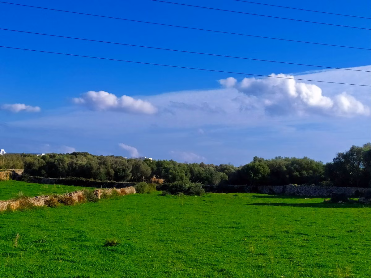 Cielos poco nubosos y viento moderado este viernes en Menorca