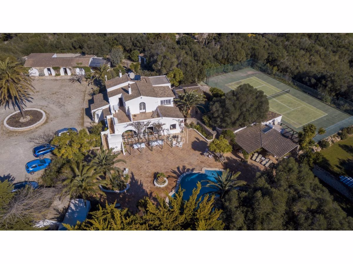 La espectacular casa en Sant Lluís de 36.000 m2, pista de tenis y 12 habitaciones