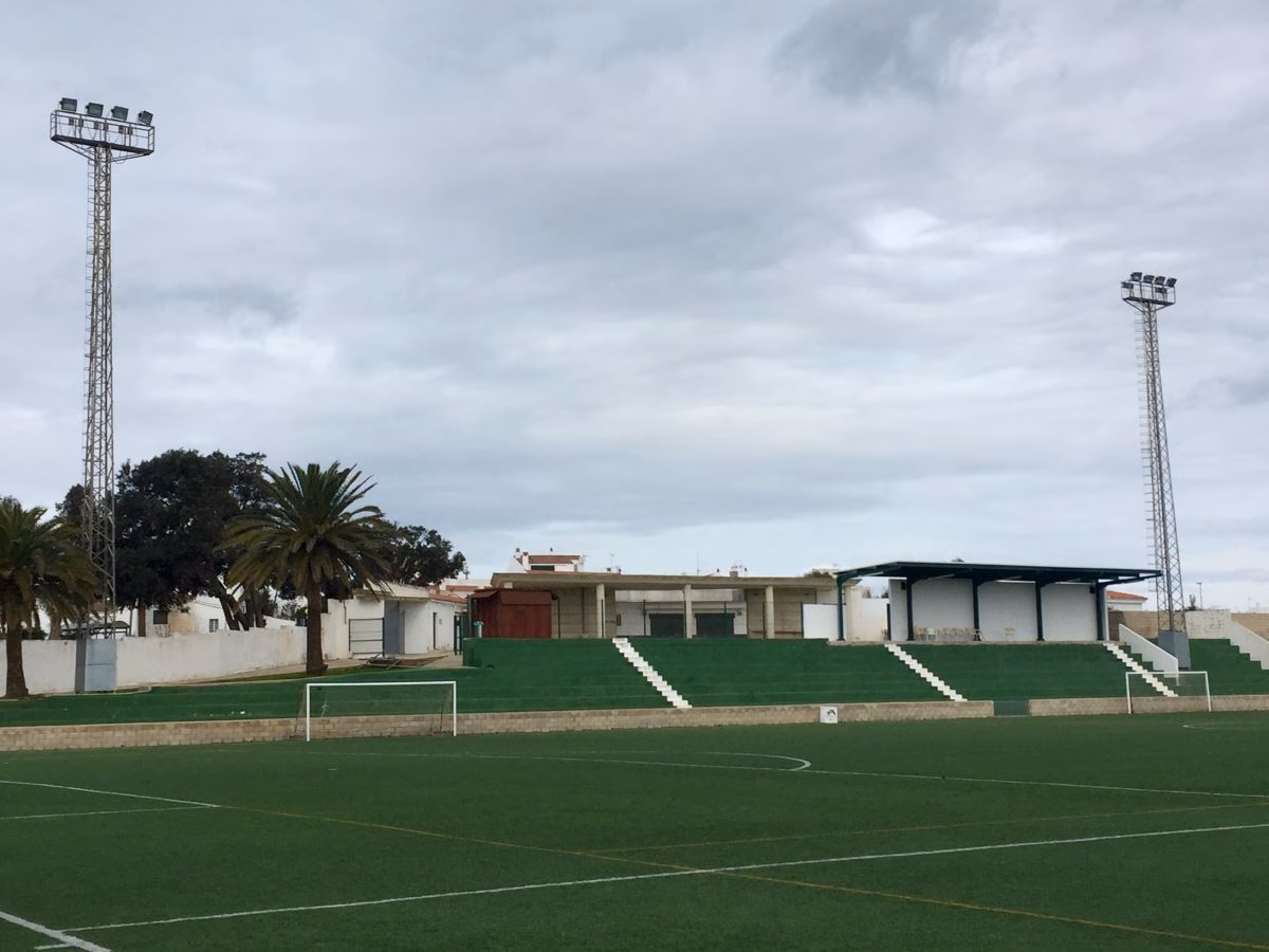 El Consell emplaza a Es Migjorn a recuperar el nombre tradicional del campo de fútbol, Els Noguers