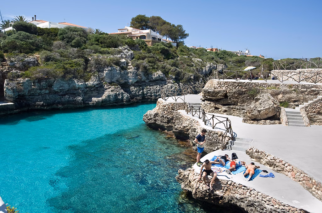 Aparatosa caída de un bañista en Cala en Brut