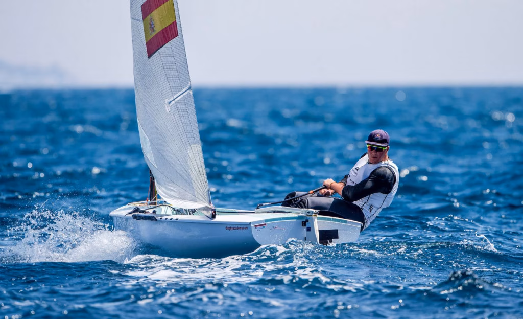 Joan Cardona lidera el europeo de Finn sub 23