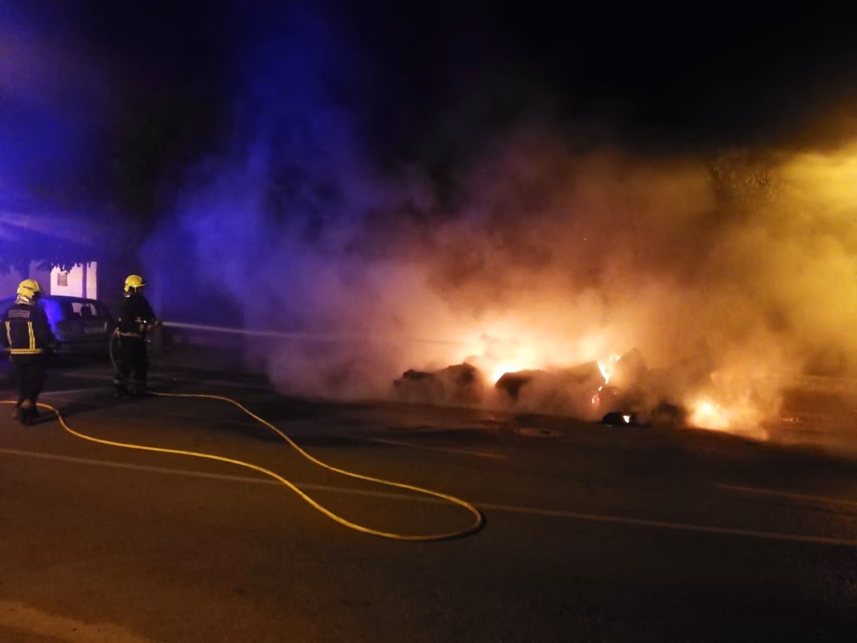 Más contenedores de residuos incendiados en Ciutadella