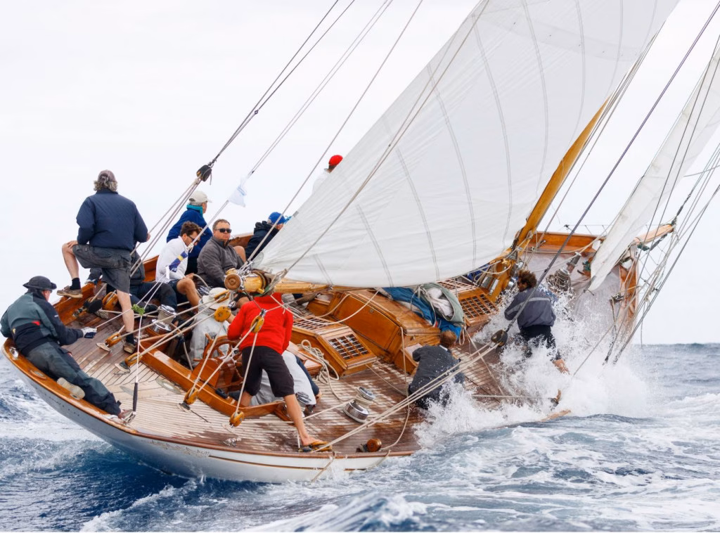 (Vídeo) Maó se prepara para la Copa del Rey de barcos de época
