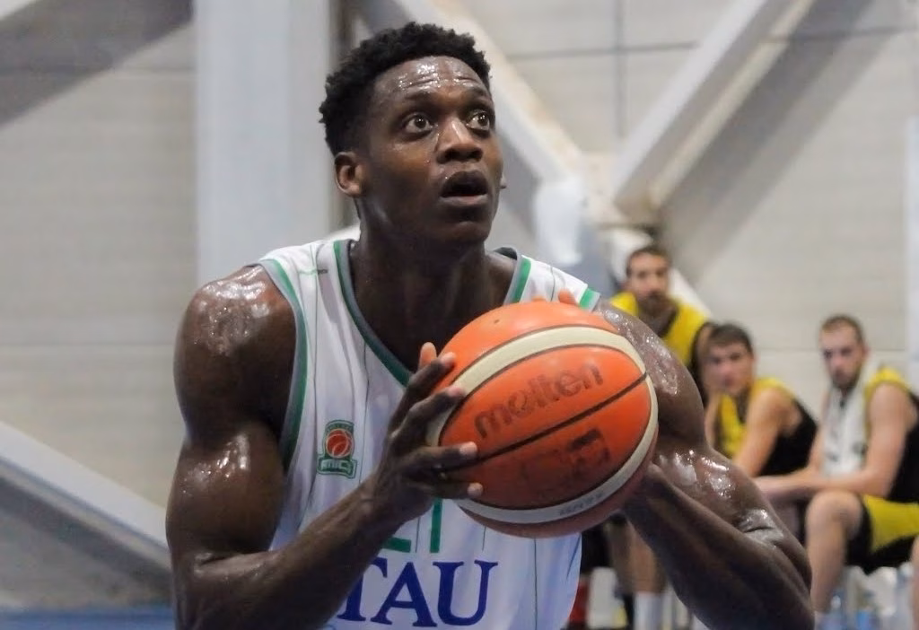 El Hestia Menorca ficha al pívot Julio de Assís