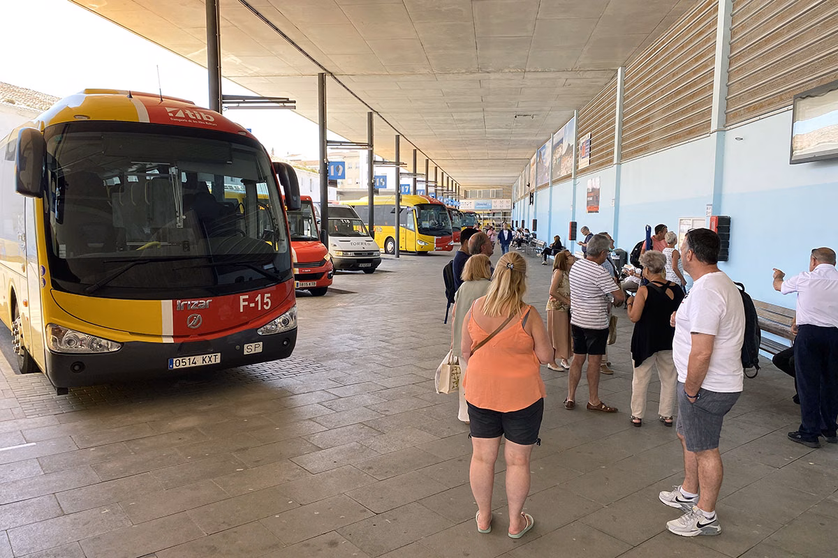 El PSOE dice que "el Gobierno fomenta más el transporte en Menorca" que Consell y Govern