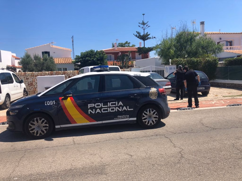 El informe policial señala que el parricida atacó con dos armas blancas a la vez