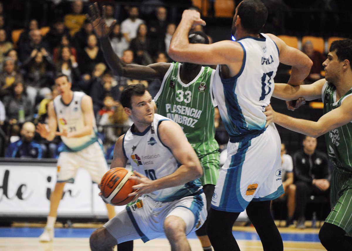 Adrián Méndez renueva con el Hestia Menorca