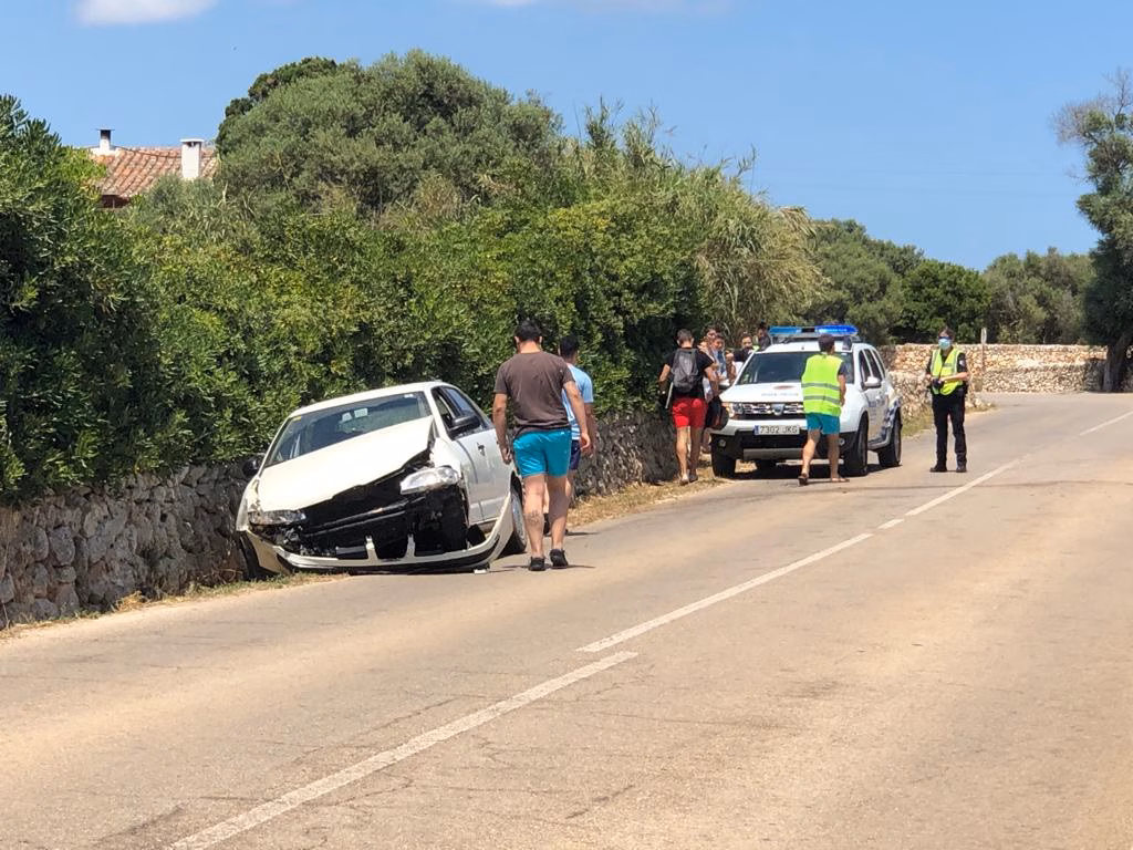 Aparatoso accidente en la carretera de Binibeca