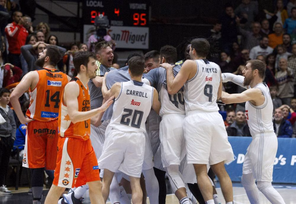 (Vídeo) El increíble triple de Llull en Valencia, la jugada de la década en la ACB