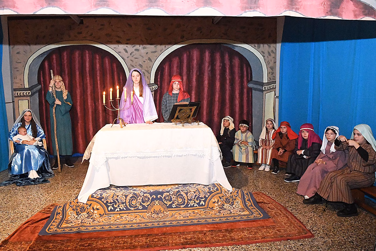 (Fotos) El belén cobra vida en el colegio Sant Josep de Maó