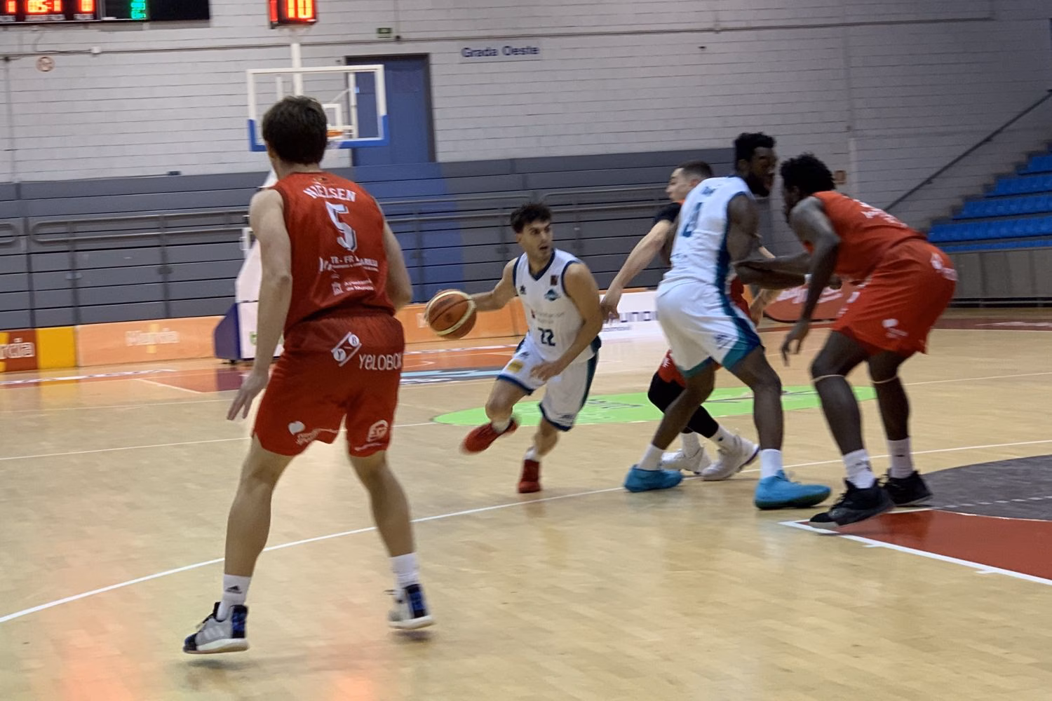 (Fotos) El Hestia Menorca cae ante el líder