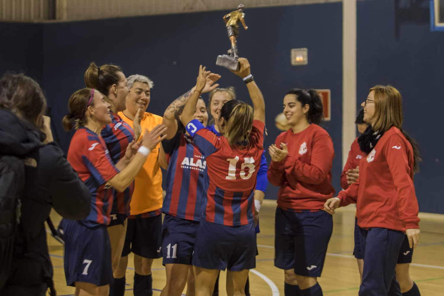 (Galería de fotos) El Ferreries levanta la Copa