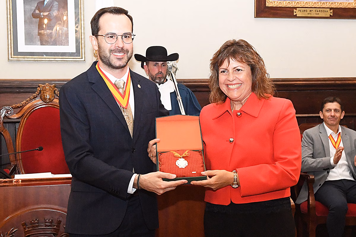 Maó inaugura la Fira de Nadal, el belén gigante y entrega la Medalla de Oro de la ciudad a la Creu Roja