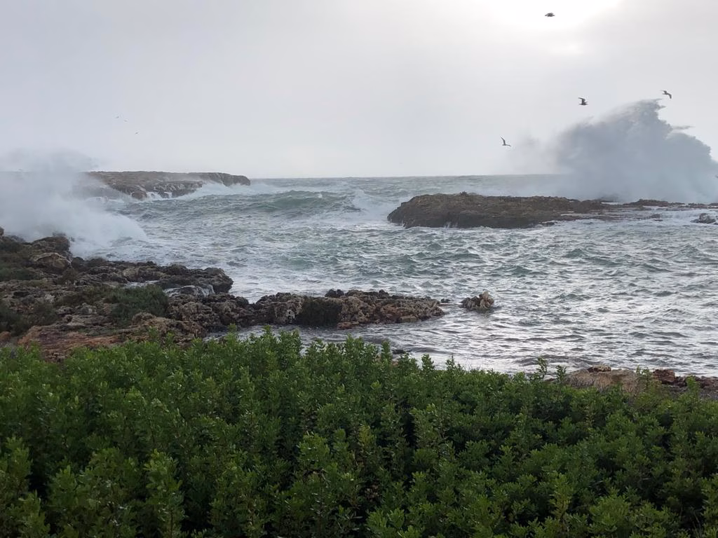 (Vídeo y fotos) Lluvia, viento a 87 kmh y olas de 4 metros en Maó