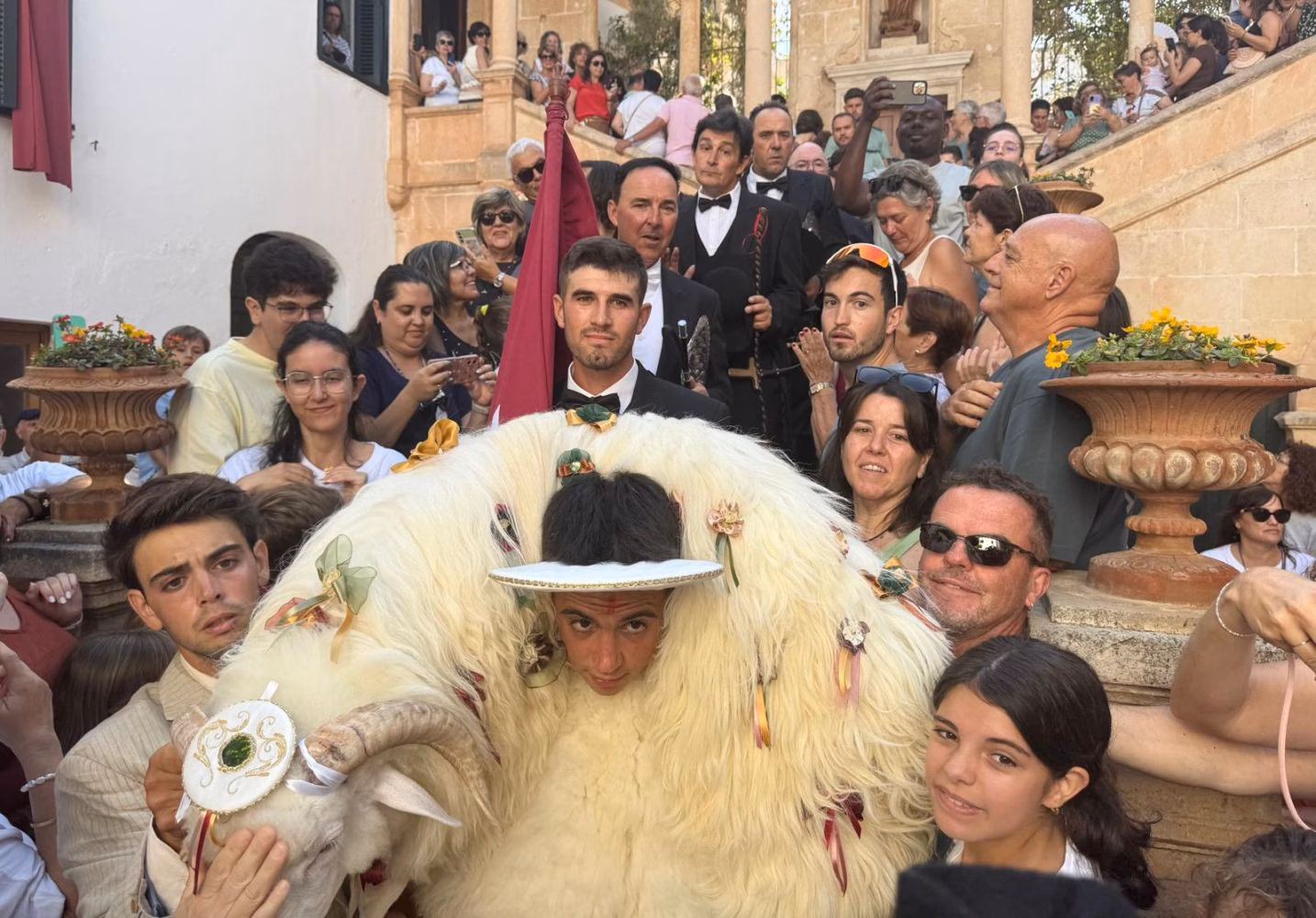 (Vídeo y fotos) La "Comitiva des Be" recorre Ciutadella entre una multitud