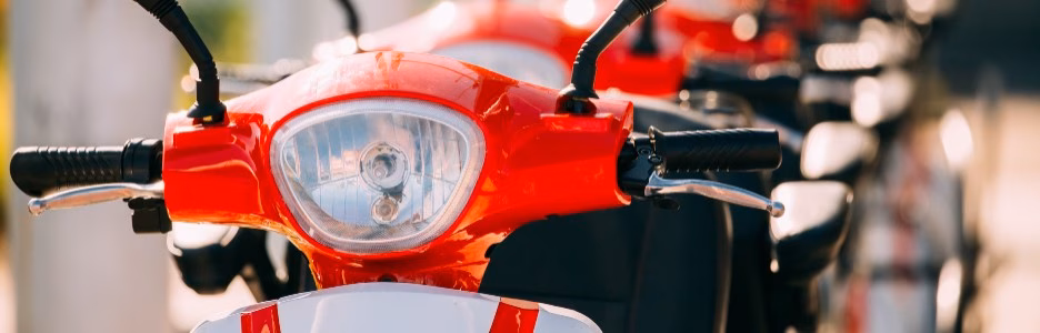 Conduce sin carnet, su acompañante va sin casco y la moto no había pasado la ITV