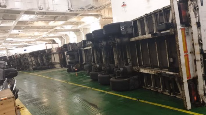 El temporal volcó varios camiones en el ferri de Baleària que se dirigía a Ciutadella