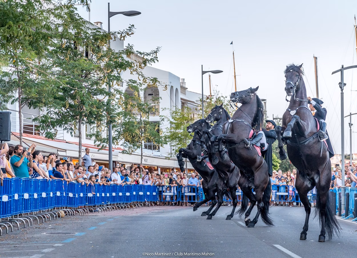 (Fotos) Los caballos toman el puerto de Maó