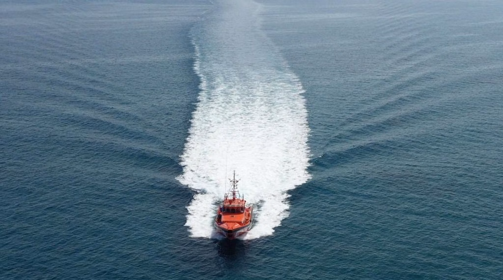 Evacuada una persona accidentada en un barco cerca de Es Grau