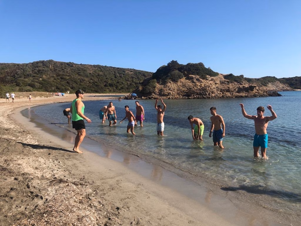 (Fotos) El Hestia Menorca cambia el parquet por la playa