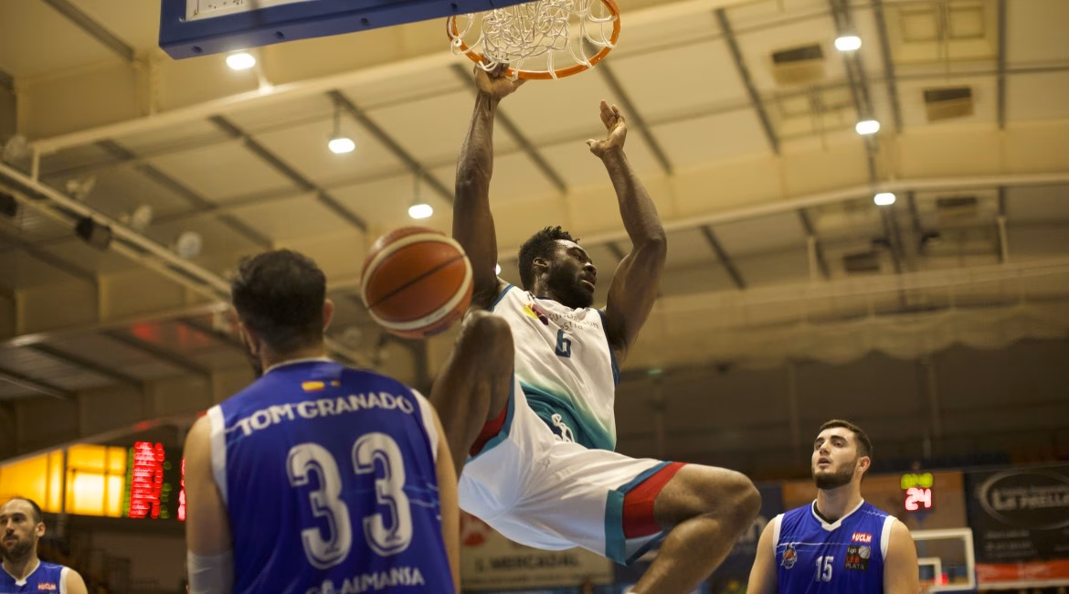 Duby Okeke renueva por el Hestia